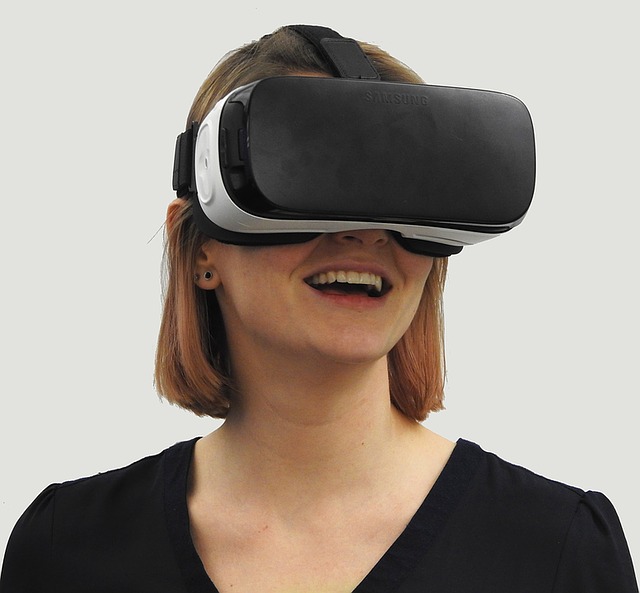 virtuální brýle na ženě